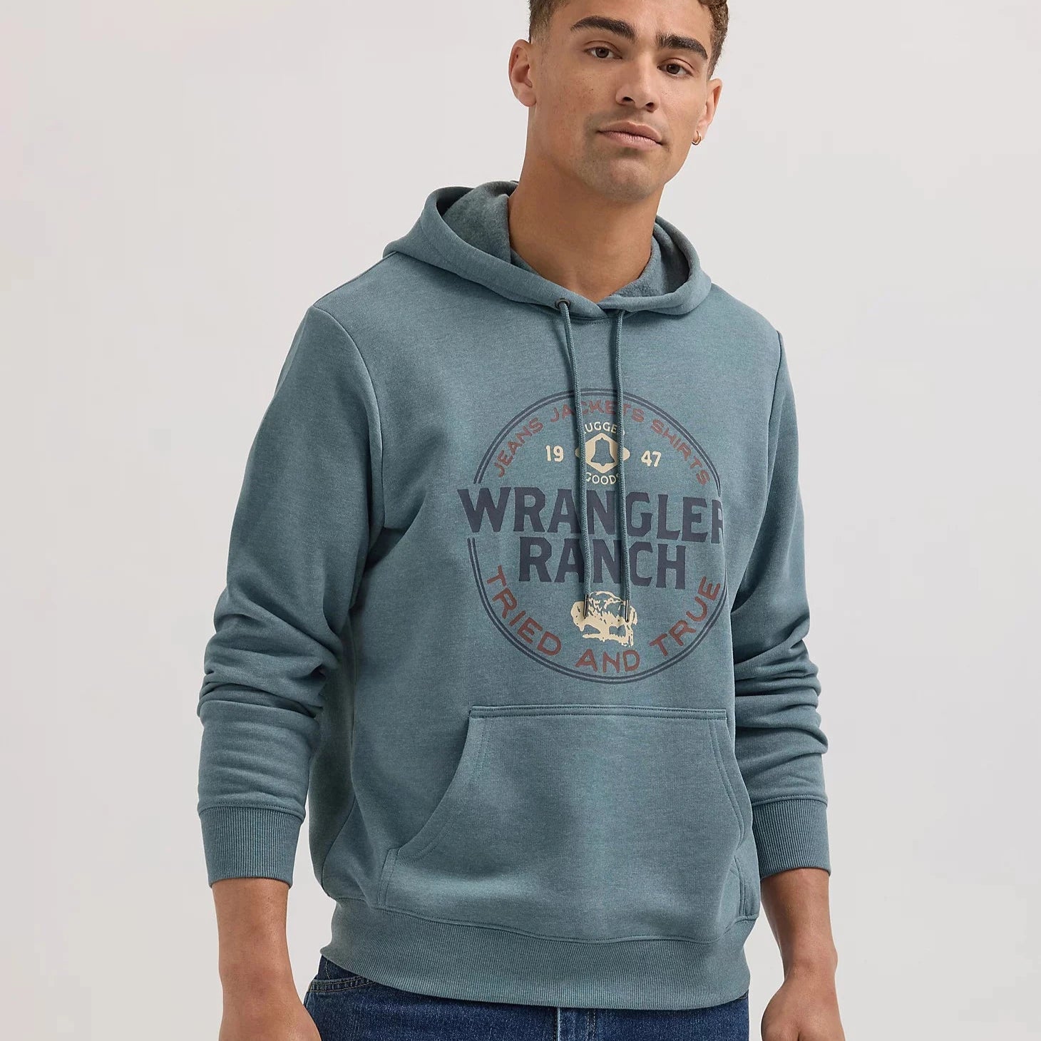 Wrap shirt Wrangler Men's 1947 Logo Pullover Hoodie in Goblin Blue